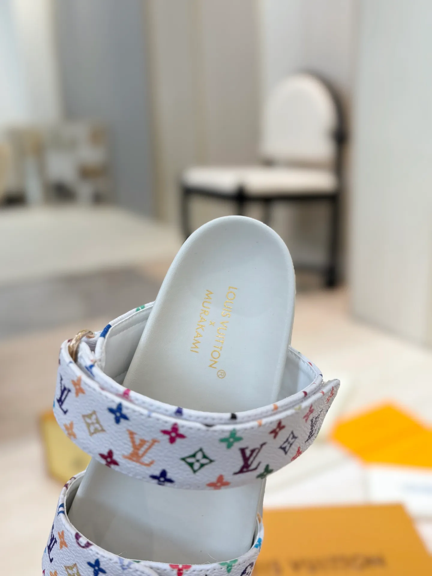 👟👟Ex-factory price 400👟👟 LV 2025 spring and summer new products 🥰 Popular LV donkey brand counters Embossed logo embossed sandals This Pool Pillow Comfort flat sandals are made of technical fabrics and use high-frequency embossing technology to reinterpret the Monogram pattern. Soft padded upper with adjustable Velcro, comfortable and tough insole adds harmonious colors 👍New hard goods, purchasing agent level! Full of high-end feel! A popular model among bloggers at home and abroad, it’s retro and fashionable and looks amazing on your feet! The official website's main recommendation 👍👍 ✅ Upper: waterproof special original fabric ✅ Inner lining: imported mixed sheepskin ✅ Outsole: original molded foam outsole ✅ Number of sizes: women's size 35-45 (women's size 41 men's 38.45, custom-made, non-refundable) ✅ Packaging: full set of drawer boxes ​